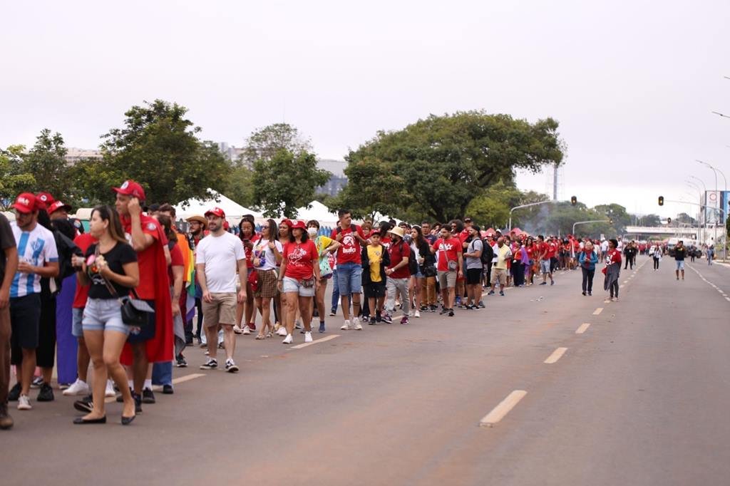 Apoiadores de Lula chegando para assistir à posse- Metrópoles