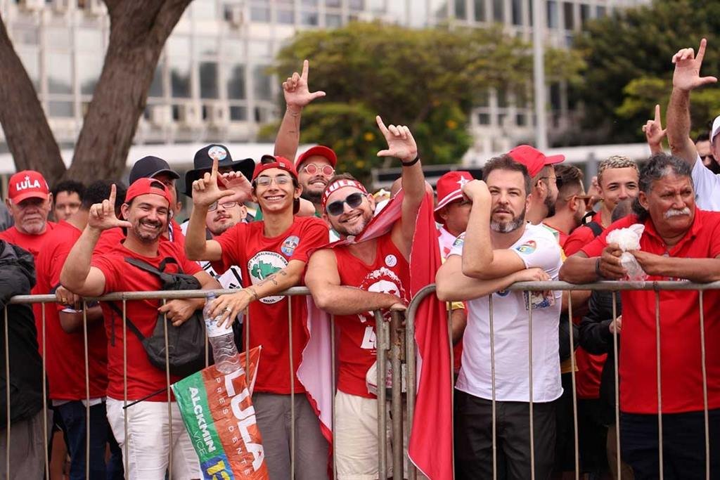 Vídeos: apoiadores de Lula formam fila quilométrica para acompanhar posse  em Brasília | Metrópoles