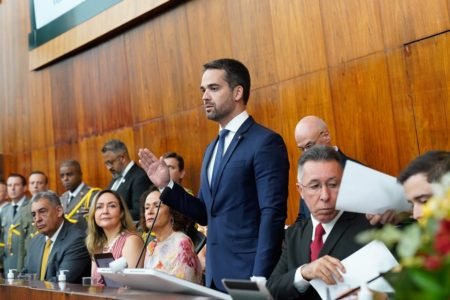 Imagem colorida mostra Eduardo Leite toma posse após ser reeleito governador no RS - Metrópoles