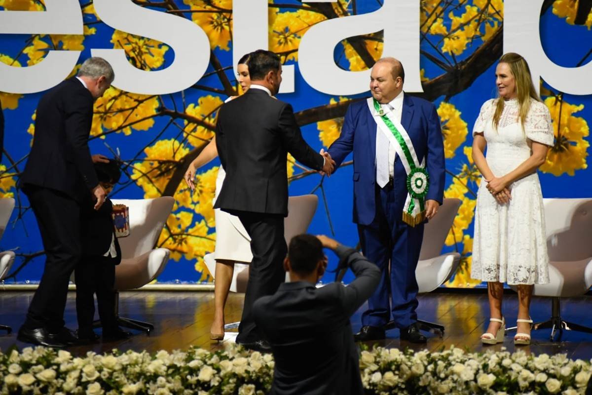 Em solenidade do Centro de Convenções Ulysses Guimarães, Ibaneis Rocha, já com a faixa de governador, nomeia o secretariado de seu governo.