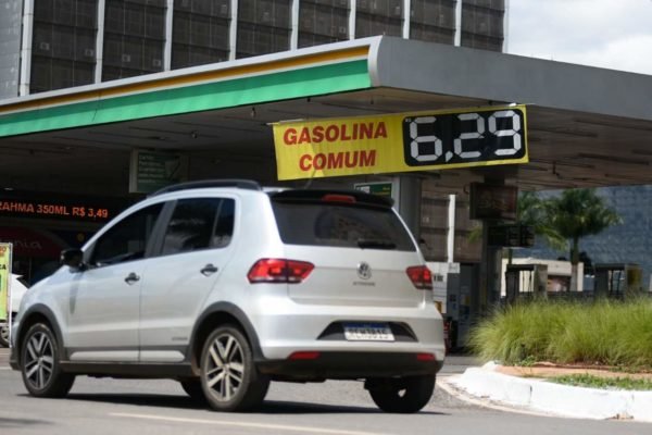 Foto colorida de posto de combustível mostrando o preço da gasolina em Brasília - Metrópoles