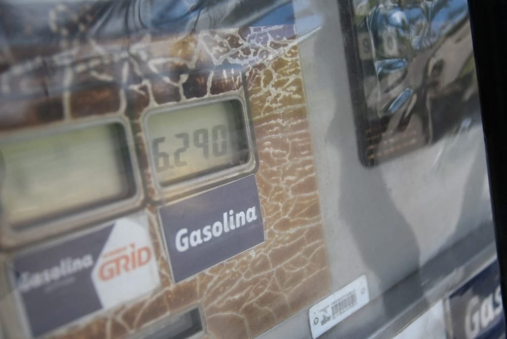 Foto colorida de posto de combustível mostrando o preço da gasolina em Brasília - Metrópoles