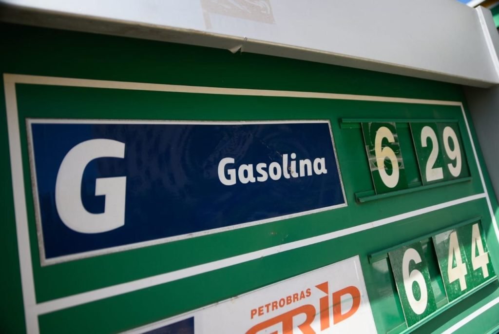 Foto colorida de posto de combustível mostrando o preço da gasolina em Brasília - Metrópoles
