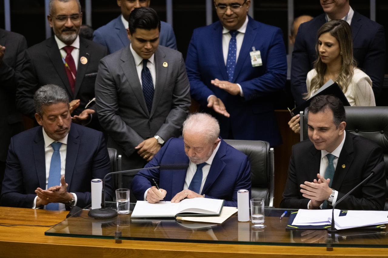 Sessão solene de posse, no Plenário da Câmara, onde Lula faz o Compromisso Constitucional e assina termo de posse, juntamente com o vice presidente Alckmin. Local: Plenario camara dos deputados ulysses guimaraes