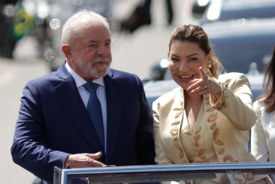 Imagem colorida mostra presidente Lula e primeira-dama Janja desfilando durante a posse - Metrópoles
