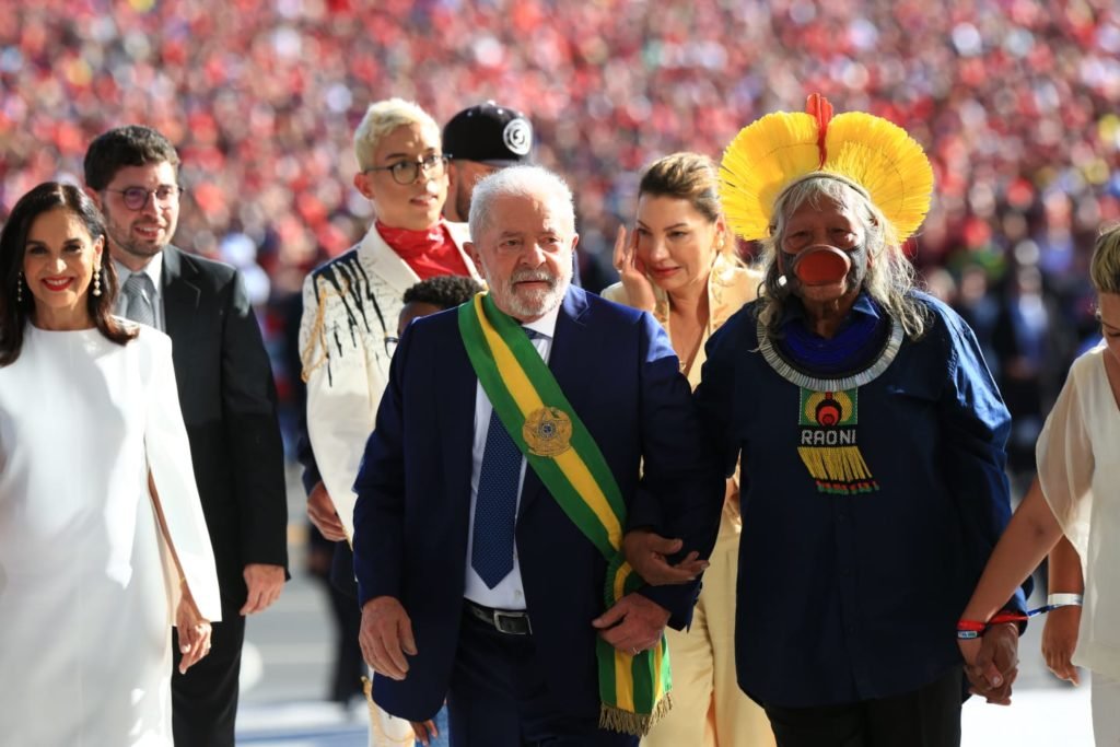 Lula de mãos dadas com um indígena sobem a rampa do palácio durante Cerimonia de posse no Palácio do Planalto - Metrópoles