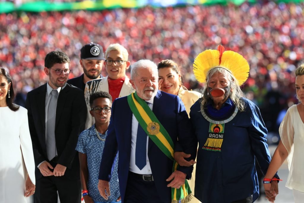 Lula de mãos dadas com um indígena sobem a rampa do paláacio durante Cerimonia de posse no Palácio do Planalto - Metrópoles