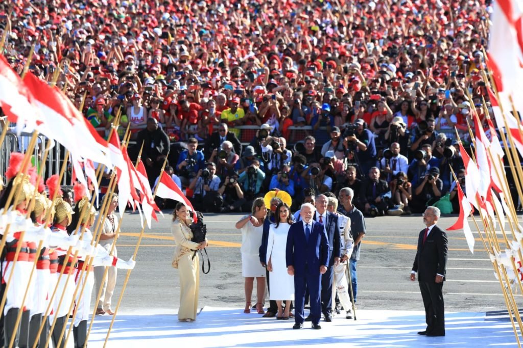 Lula e convidado sobem a rampa do palácio durante Cerimonia de posse no Palácio do Planalto - Metrópoles