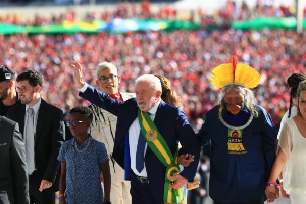 Lula e convidados acena para apoiadores durante Cerimonia de posse no Palácio do Planalto - Metrópoles