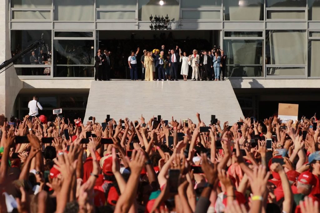 Lula recebe faixa presidencial com convidado na rampa do Palácio do Planalto - Metrópoles