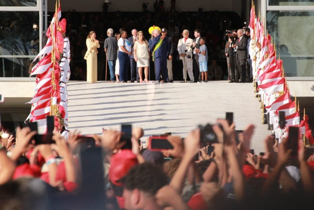 Lula recebe faixa presidencial com convidado na rampa do Palácio do Planalto - Metrópoles