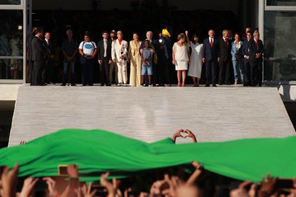 Lula recebe faixa presidencial com convidado na rampa do Palácio do Planalto - Metrópoles