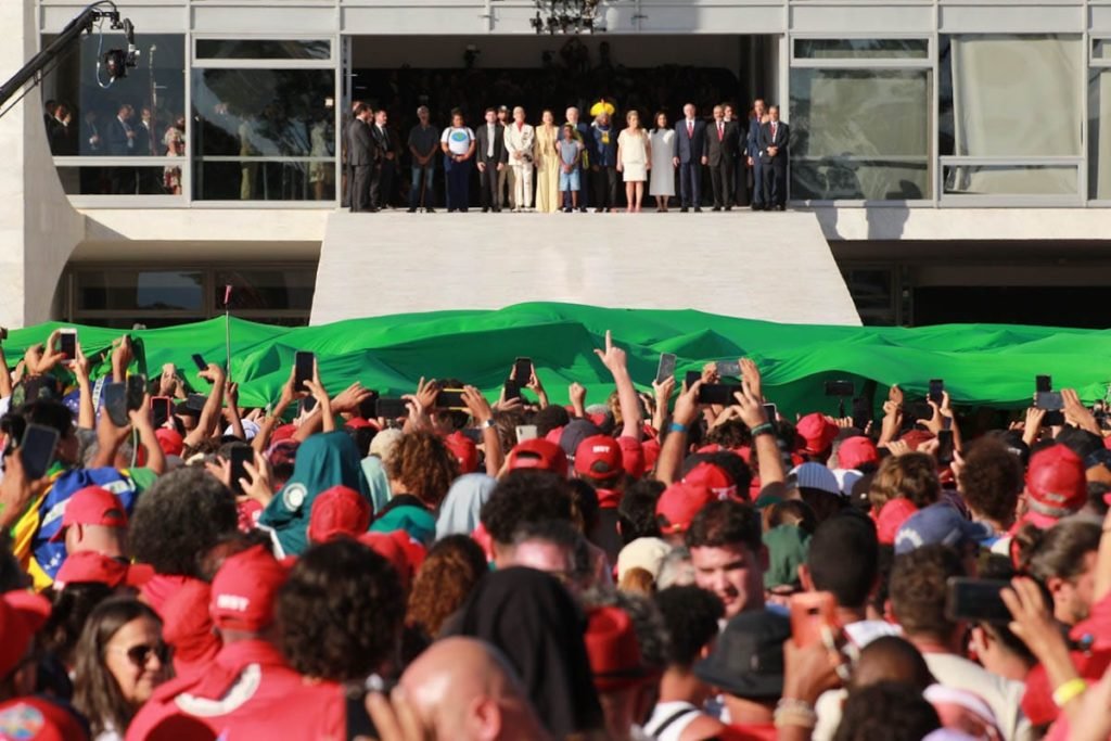 Lula recebe faixa presidencial com convidado na rampa do Palácio do Planalto - Metrópoles