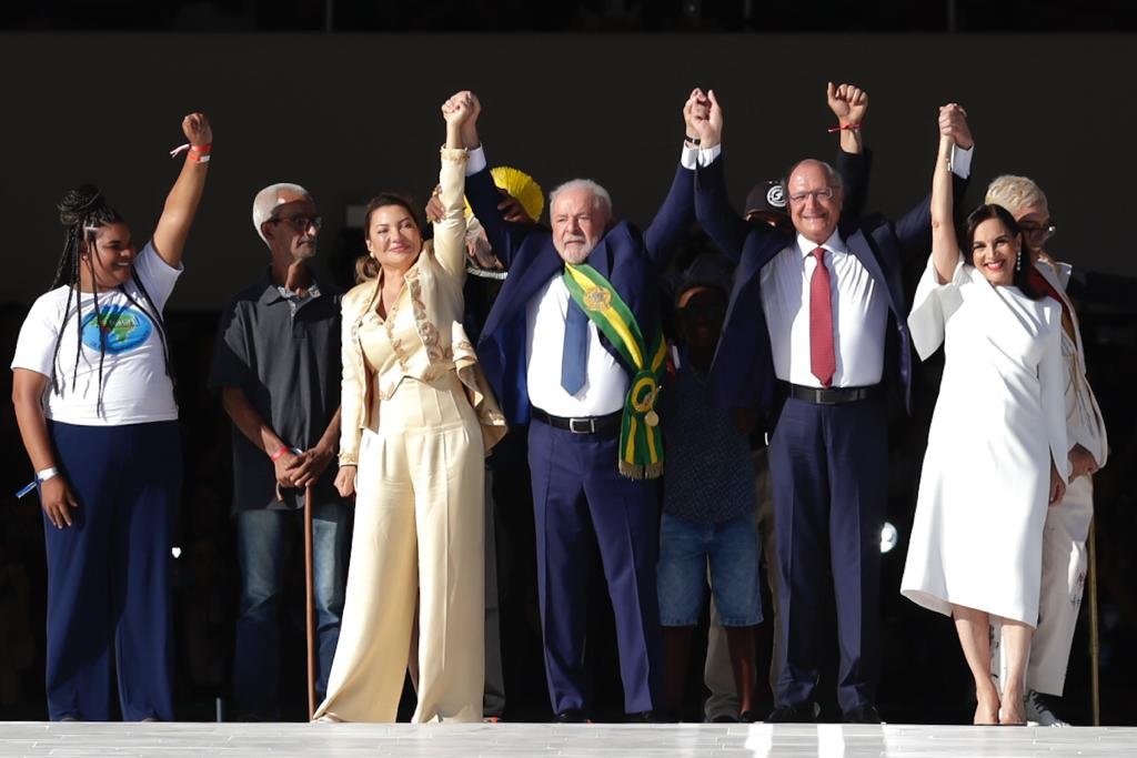 Lula e autoridades levantam as mãos após receber a faixa presidencial na rampa do Palácio do Planalto - Metrópoles1