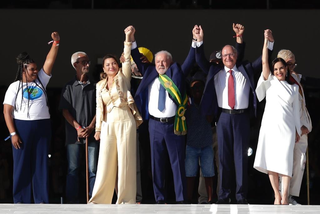 Lula e autoridades levantam as mãos após recebe a faixa presidencial na rampa do Palácio do Planalto - Metrópoles1