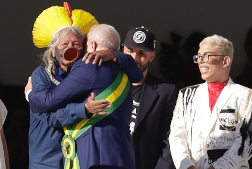 Lula recebe abraço de indígena após receber a faixa presidencial na rampa do Palácio do Planalto - MetrópolesLula recebe a faixa presidencial na rampa do Palácio do Planalto - Metrópoles