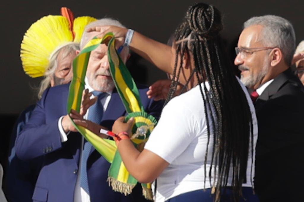 Lula recebe a faixa presidencial na rampa do Palácio do Planalto - MetrópolesLula recebe a faixa presidencial na rampa do Palácio do Planalto - Metrópoles
