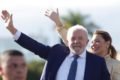 Lula e Janja acenam para apoiadores durante cerimônia de posse na esplanada - MetrópolesLula e Janja acenam para apoiadores durante cerimônia de posse na esplanada - Metrópoles