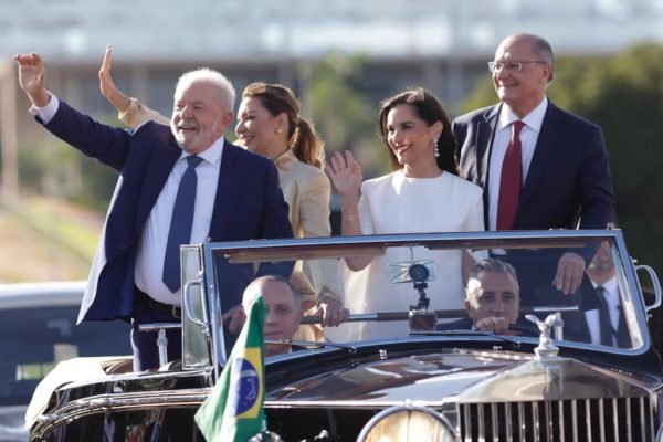 Lula, Janja, Allckmin e primeira dama Lu Alckmin fazem o L com as mãos em carro aberto na Esplanada dos Ministérios