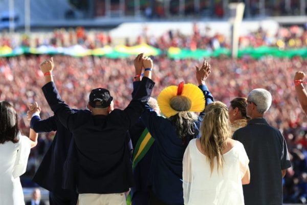 Le Monde coloca a foto de Lula e apoiadores na capa de sua página no  Facebook