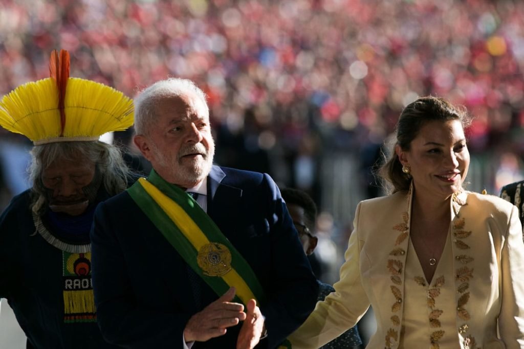 Le Monde coloca a foto de Lula e apoiadores na capa de sua página no  Facebook