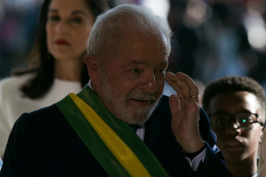 Lula com a mão no rosto após receber a faixa presidencial na rampa do Palácio do Planalto - Metrópoles7