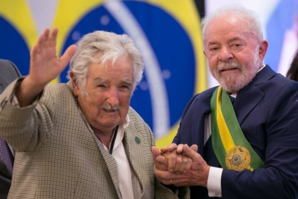 imagem colorida de Lula e Mujica na posse - Metrópoles