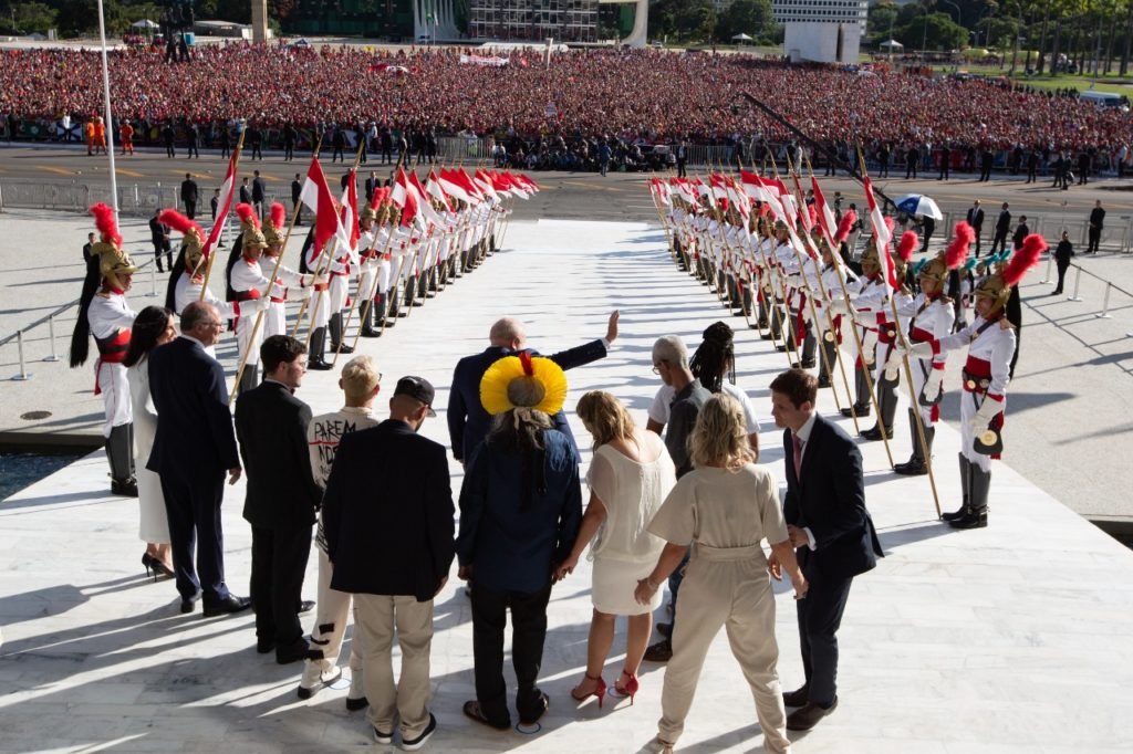Lula e convidados sobem a rampa para passar a faixa ao presidente durante a posse no palacio do Planalto - Metrópoles7Lula e convidados sobem a rampa para passar a faixa ao presidente durante a posse no palacio do Planalto - Metrópoles