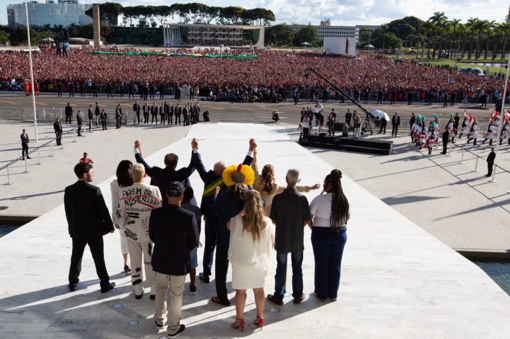 Lula e convidados sobem a rampa para passar a faixa ao presidente durante a posse no palacio do Planalto - Metrópoles7Lula e convidados sobem a rampa para passar a faixa ao presidente durante a posse no palacio do Planalto - Metrópoles