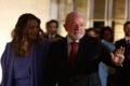 Presidente Luiz Inácio Lula da Silva chega ao Palácio Itamaraty ao lado da Janja e cumprimenta apoiadores - metrópoles