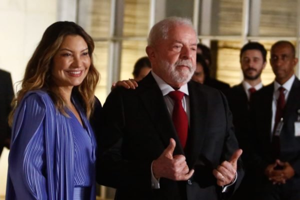 Presidente Luiz Inácio Lula da Silva chega ao Palácio Itamaraty ao lado da Janja e cumprimenta apoiadores - metrópoles