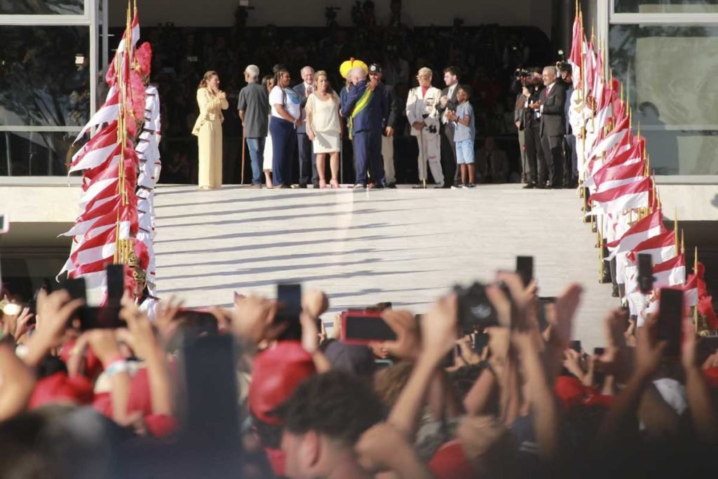 Presidente Luiz Inácio Lula da Silva chega ao Palácio planalto para receber a faixa presidencial durante a posse - Metrópoles