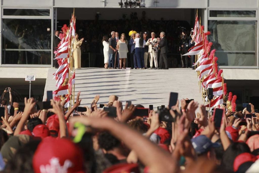 Presidente Luiz Inácio Lula da Silva chega ao Palácio planalto para receber a faixa presidencial durante a posse - Metrópoles