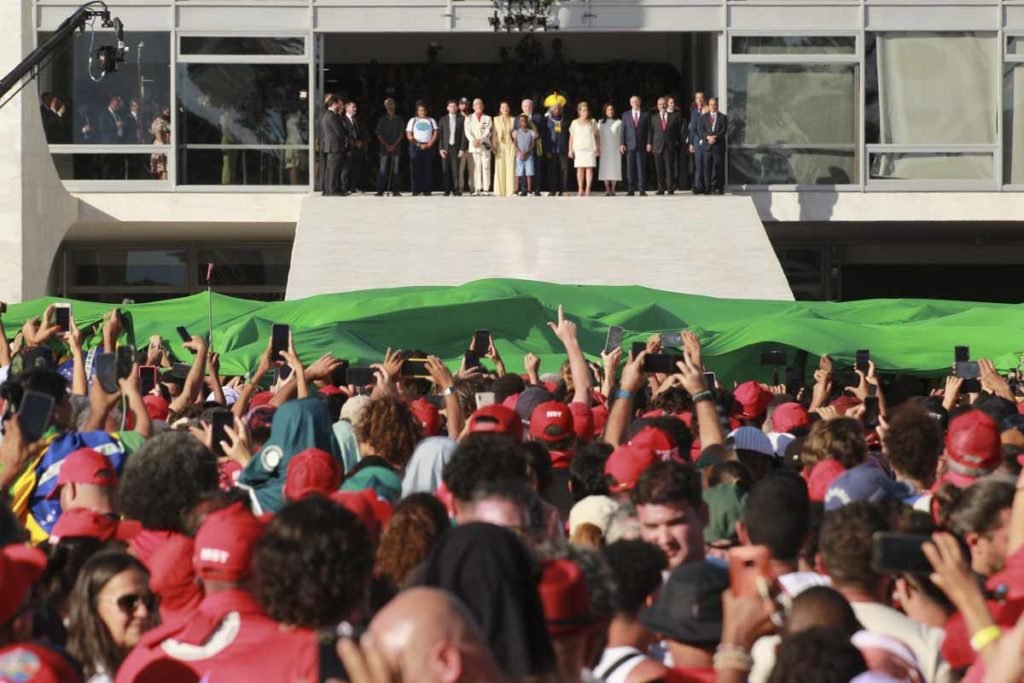 Presidente Luiz Inácio Lula da Silva chega ao Palácio planalto para receber a faixa presidencial durante a posse - Metrópoles