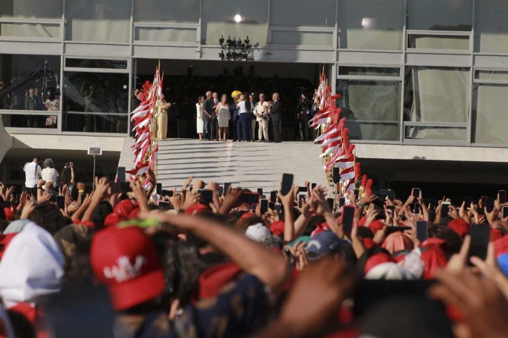 Presidente Luiz Inácio Lula da Silva chega ao Palácio planalto para receber a faixa presidencial durante a posse - Metrópoles