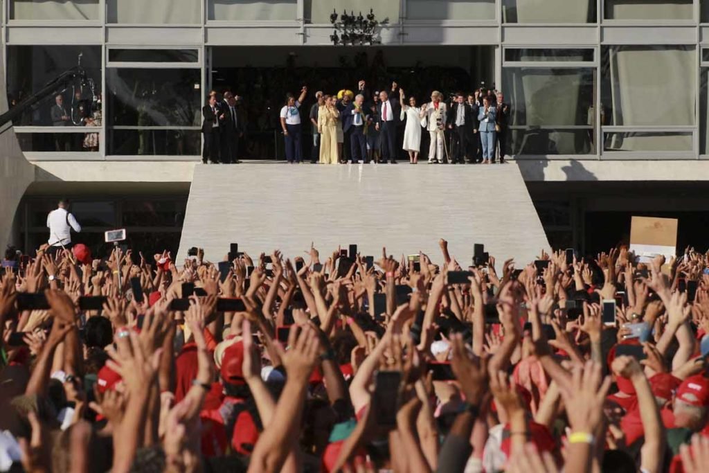 Presidente Luiz Inácio Lula da Silva chega ao Palácio planalto para receber a faixa presidencial durante a posse - Metrópoles