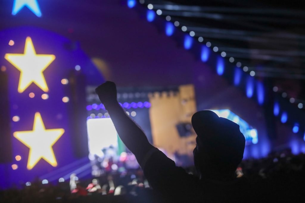 Apoiador do presidente lula durante show no palco do Festival do Futuro - Metrópoles