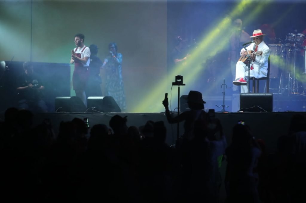Artista Jards Macalé se apresenta no palco do Festival do Futuro - Metrópoles