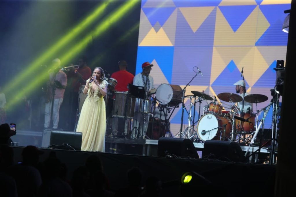 Artista Tereza Cristina se apresenta no palco do Festival do Futuro - Metrópoles