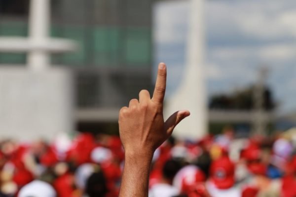 Apoiador faz a letra L com as mãos durante à cerimônia de posse do presidente Lula da Praça dos Três Poderes - Metrópoles