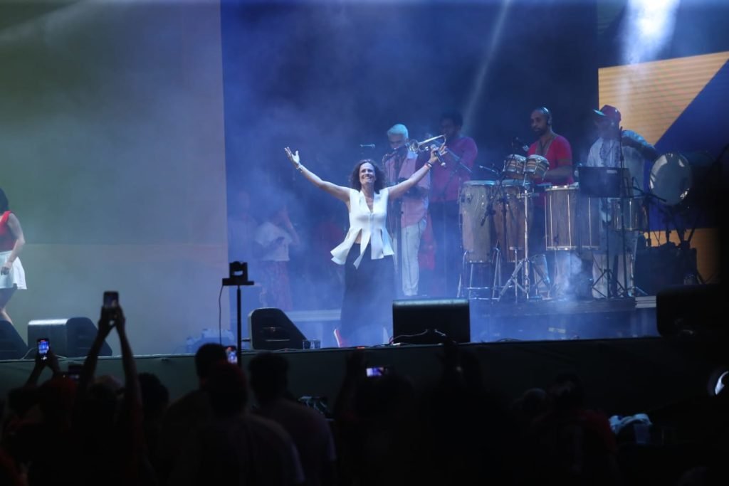 Zélia Duncan durante show no festival do futuro apos posse do presidente Lula - Metrópoles