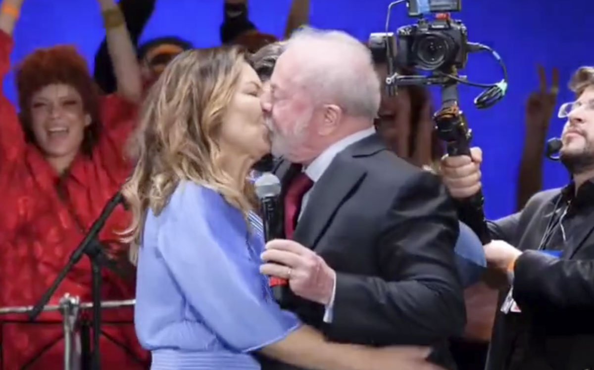 lula e janja se beijam no palco do festival do futuro e discursa para apoiadores apos a posse - Metrópoles