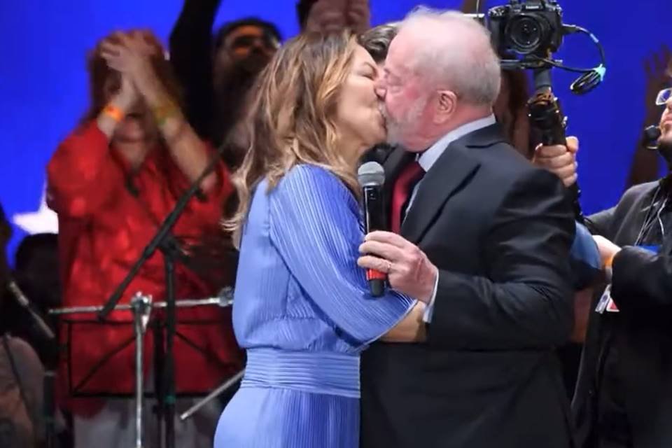lula e janja se beijam no palco do festival do futuro e discursa para apoiadores apos a posse - Metrópoles