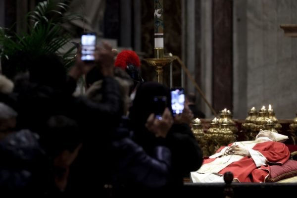 Imagem mostra O corpo do Papa Emérito Bento XVI jaz em estado dentro da Basílica de São Pedro, nesta segunda (2/1), no Vaticano - Metrópoles