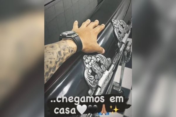 Edinho, filho de Pelé, posta foto em stories no Instagram que mostra caixão do pai já na Vila Belmiro, estádio do Santos - Metrópoles