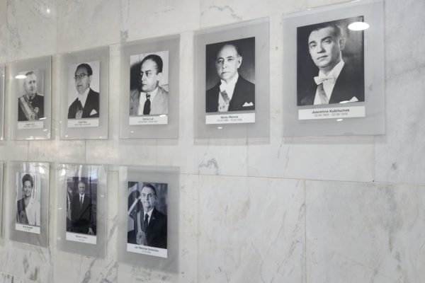 Galeria dos ex-presidentes da república já tem foto de Bolsonaro em preto e branco afixada no Palácio do Planalto - Metrópoles