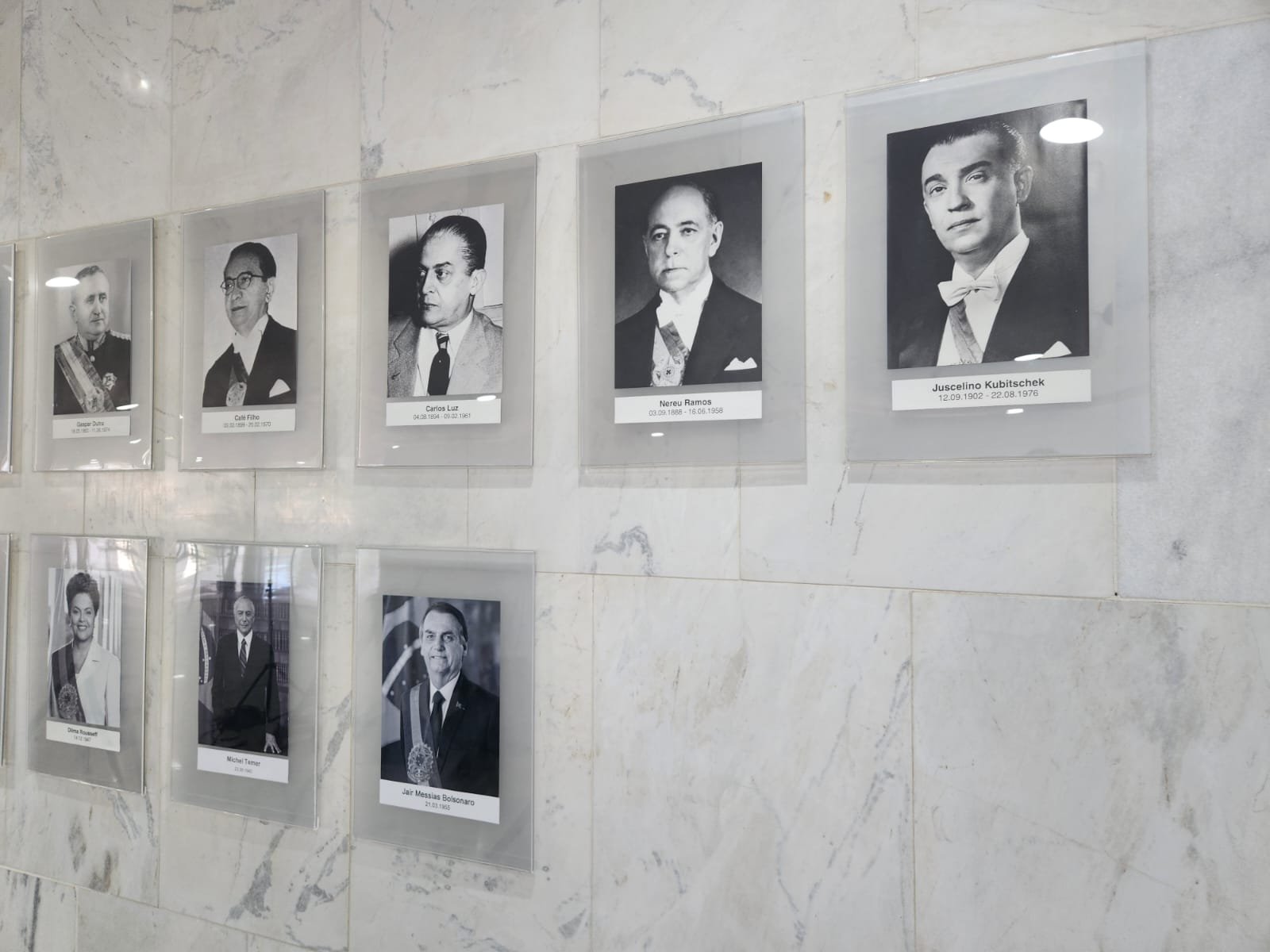 Galeria dos ex-presidentes da república já tem foto de Bolsonaro em preto e branco afixada no Palácio do Planalto - Metrópoles