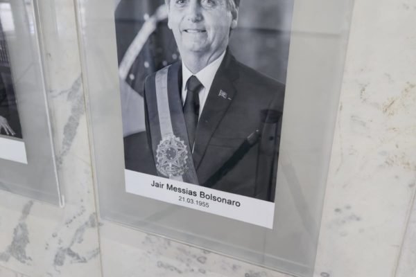 Galeria dos ex-presidentes da república já tem foto de Bolsonaro em preto e branco afixada no Palácio do Planalto - Metrópoles