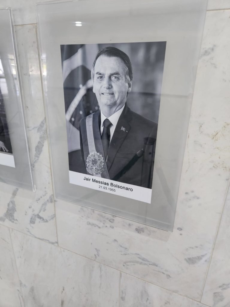 Galeria dos ex-presidentes da república já tem foto de Bolsonaro em preto e branco afixada no Palácio do Planalto - Metrópoles