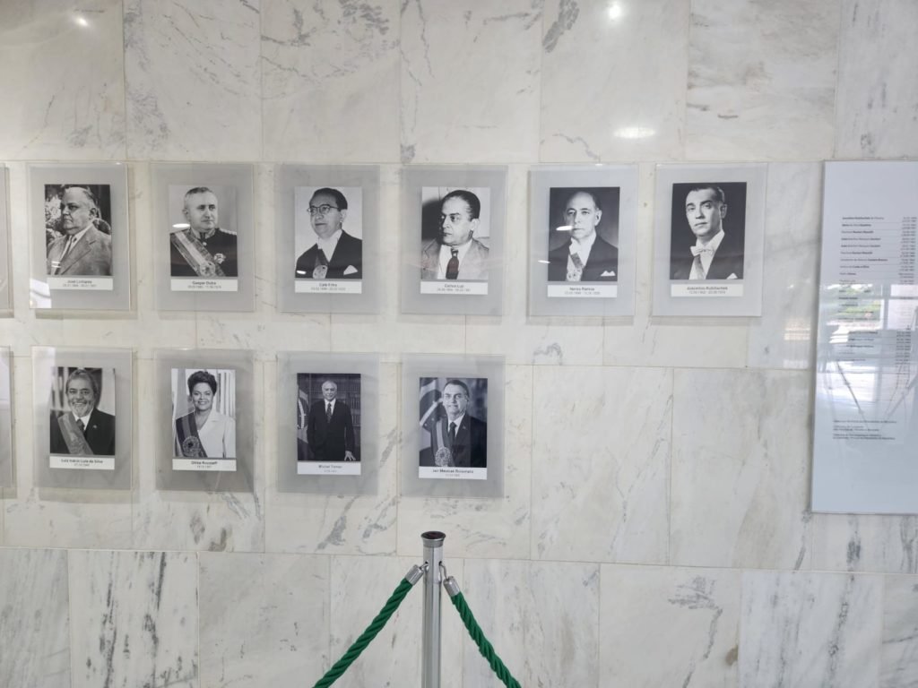 Galeria dos ex-presidentes da república já tem foto de Bolsonaro em preto e branco afixada no Palácio do Planalto - Metrópoles